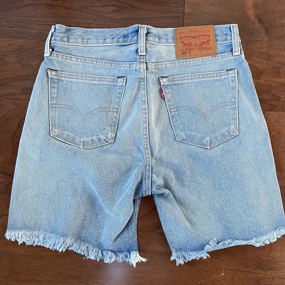 Levi’s 505 C distressed mid thigh shorts - Picture 2 of 2